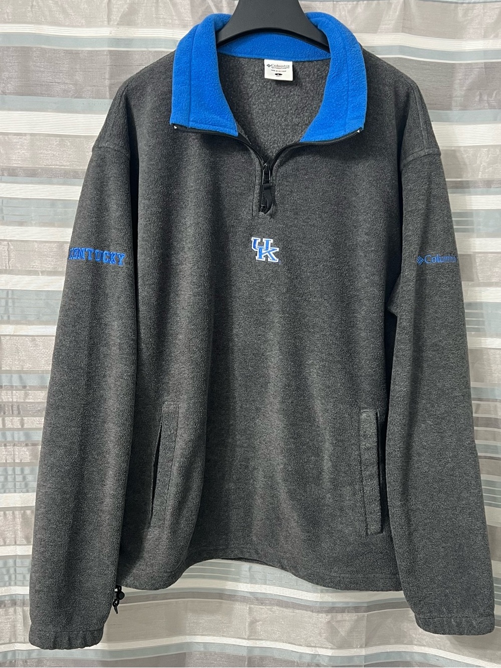 Columbia Men’s Kentucky Wildcats Charcoal Fleece Pullover with Blue Trim